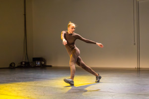 HIER = JETZT 2025 _ Suzanne Henry _ elle brûle  _ Foto